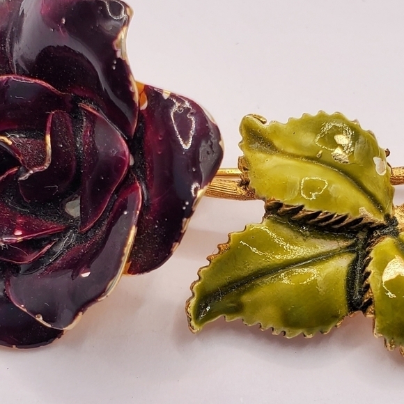 VINTAGE WEISS PURPLE BLOOMING ROSE BROOCH PIN STEM LEAVES GOLD FLOWER JEWELRY - Picture 5 of 12